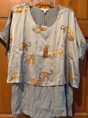 NWT! Sz L Umgee sage green Leopard Print Top - Short Sleeve